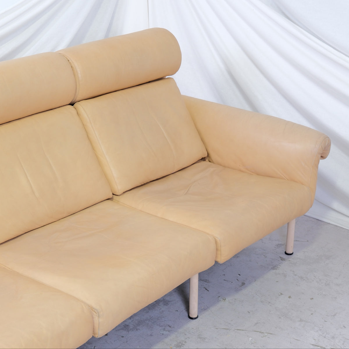 Yrjö Kukkapuro Ateljee -kolmen istuttava sohva, beige nahka, koivurunko ja niskatuet