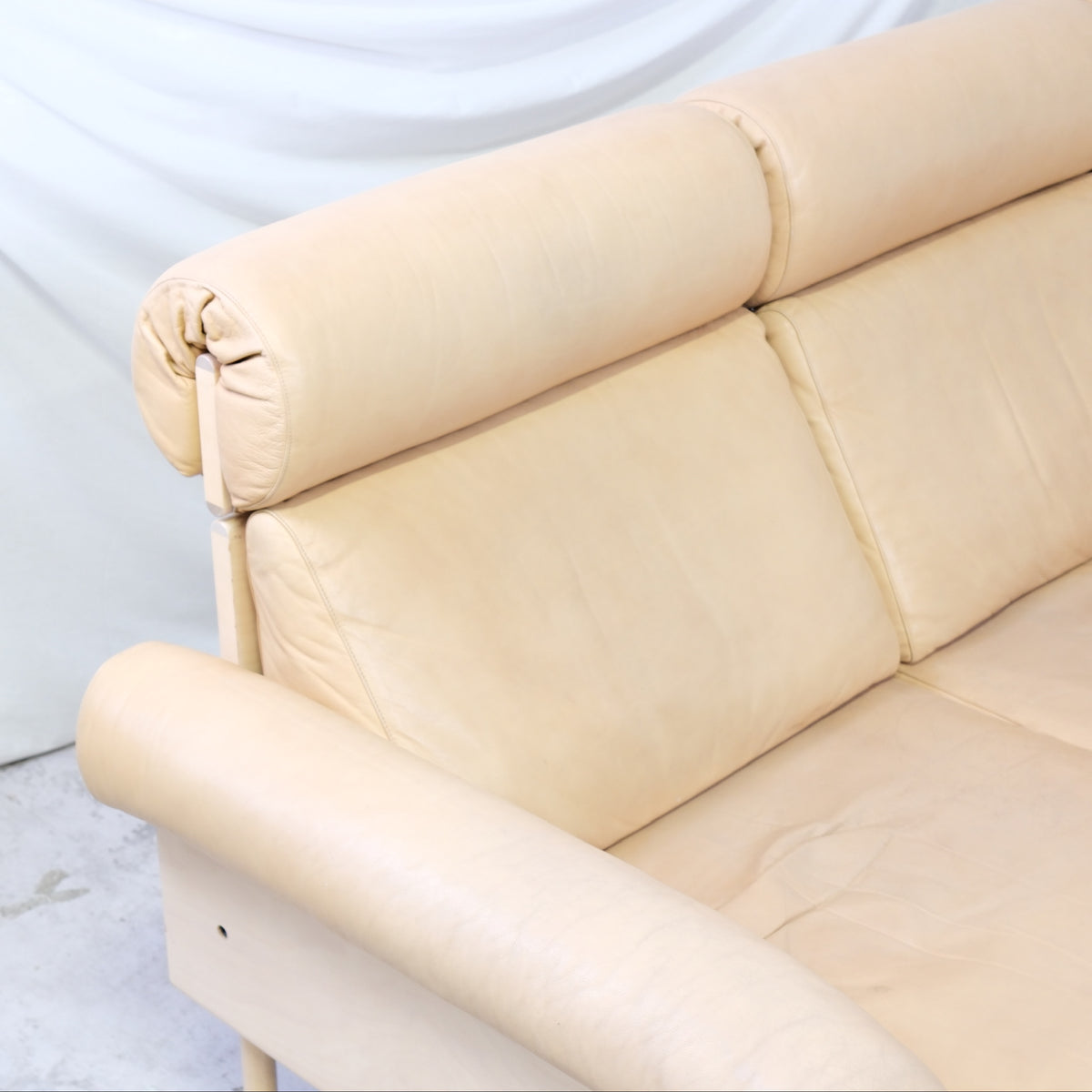 Yrjö Kukkapuro Ateljee -kolmen istuttava sohva, beige nahka, koivurunko ja niskatuet