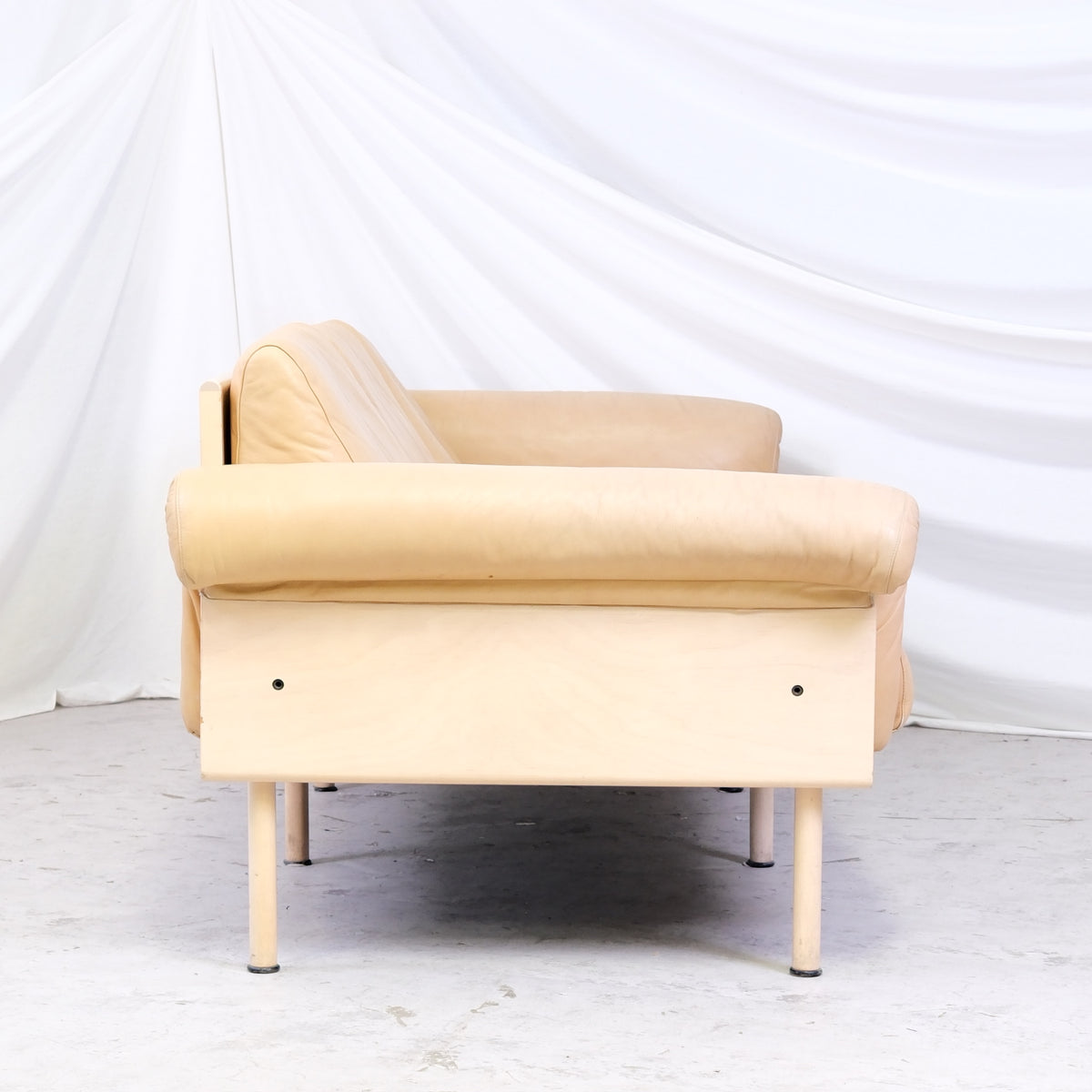 Yrjö Kukkapuro Ateljee -kolmen istuttava sohva, beige nahka, koivurunko ja niskatuet