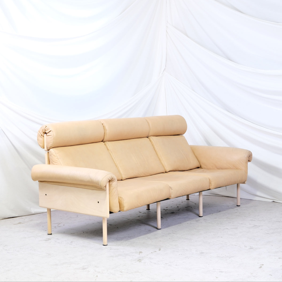 Yrjö Kukkapuro Ateljee -kolmen istuttava sohva, beige nahka, koivurunko ja niskatuet