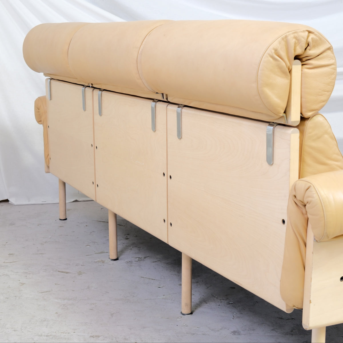 Yrjö Kukkapuro Ateljee -kolmen istuttava sohva, beige nahka, koivurunko ja niskatuet