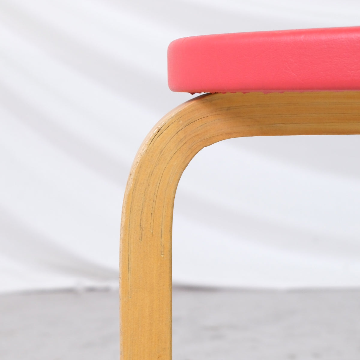 Alvar Aalto 69 -tuoli, valmistaja Artek, punainen verhoilu