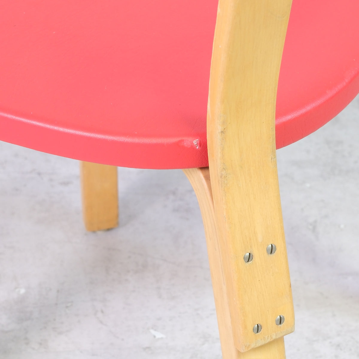 Alvar Aalto 69 -tuoli, valmistaja Artek, punainen verhoilu