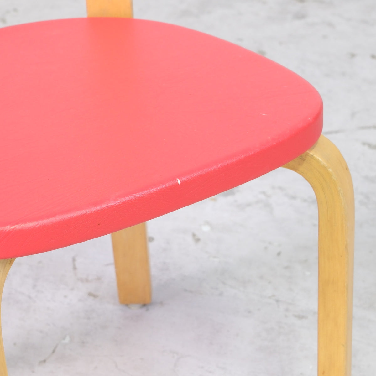 Alvar Aalto 69 -tuoli, valmistaja Artek, punainen verhoilu