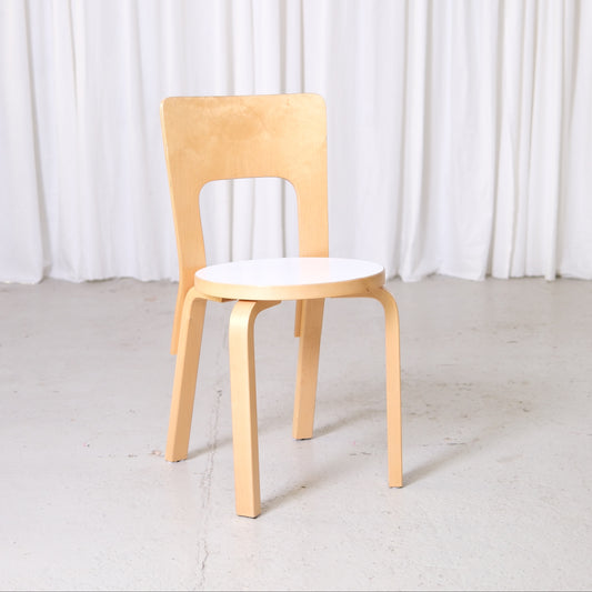 Alvar Aalto 66 -tuolit valkoisilla laminaatti-istuimilla, valmistaja Artek