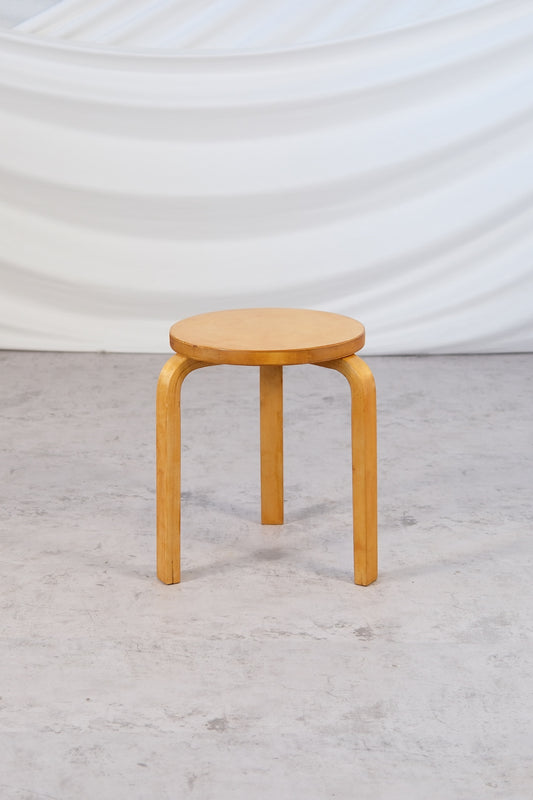 Alvar Aalto 60 -jakkara, sormiliitosversio