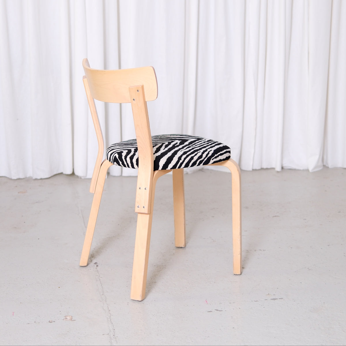 Alvar Aalto 69 -koivutuoli, valmistaja Artek, Zebra-verhoilu