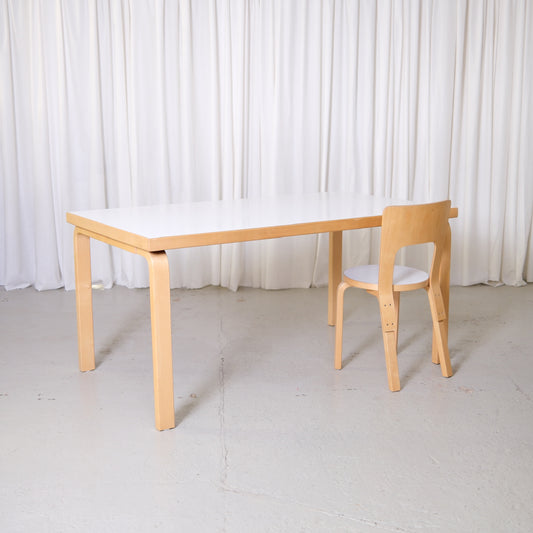 Alvar Aalto 82A -pöytä, valmistaja Artek, valkoinen laminaatti