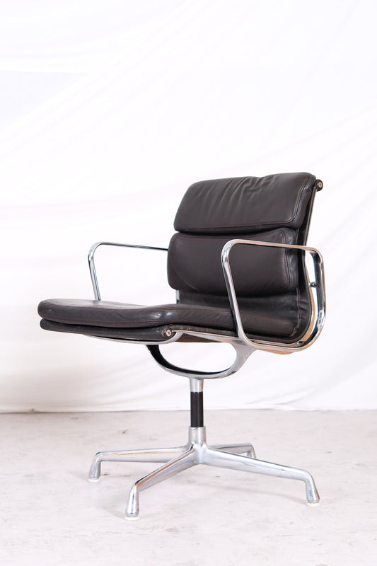 Charles & Ray Eames EA208 Soft Pad -tuoli, valmistaja Herman Miller