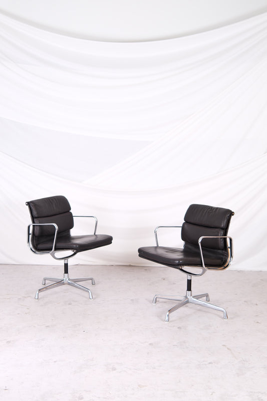 Charles & Ray Eames EA208 Soft Pad -tuoli, valmistaja Herman Miller