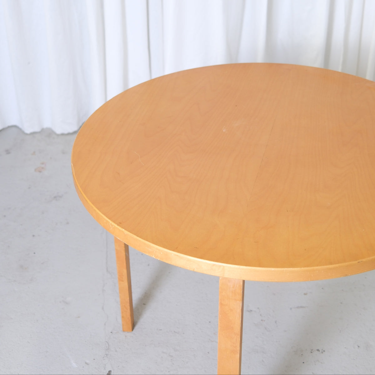 Artek 90A pyöreä pöytä – Alvar Aalto