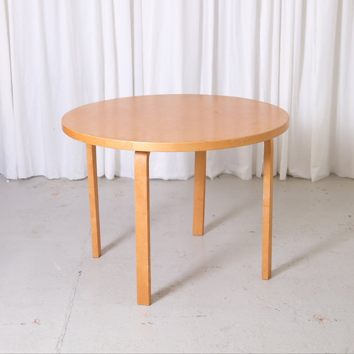 Artek 90A pyöreä pöytä – Alvar Aalto