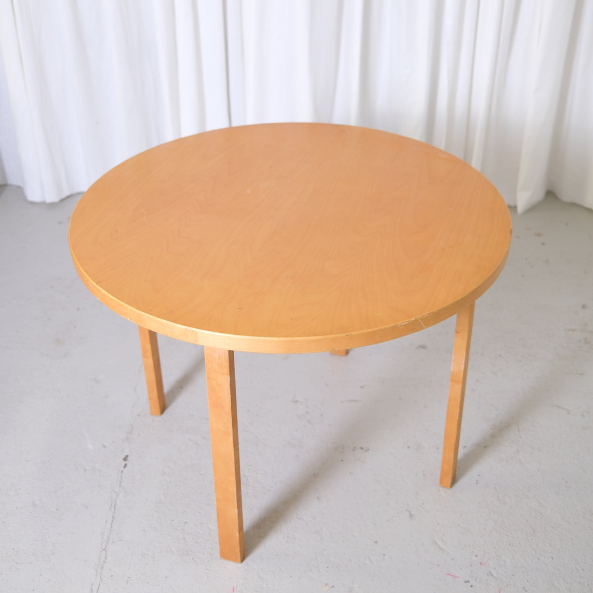 Artek 90A pyöreä pöytä – Alvar Aalto