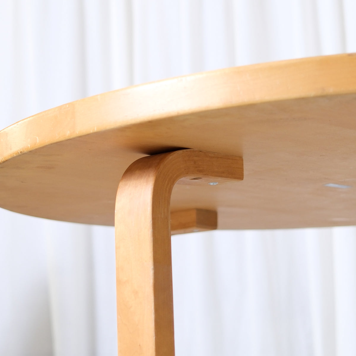 Artek 90A pyöreä pöytä – Alvar Aalto