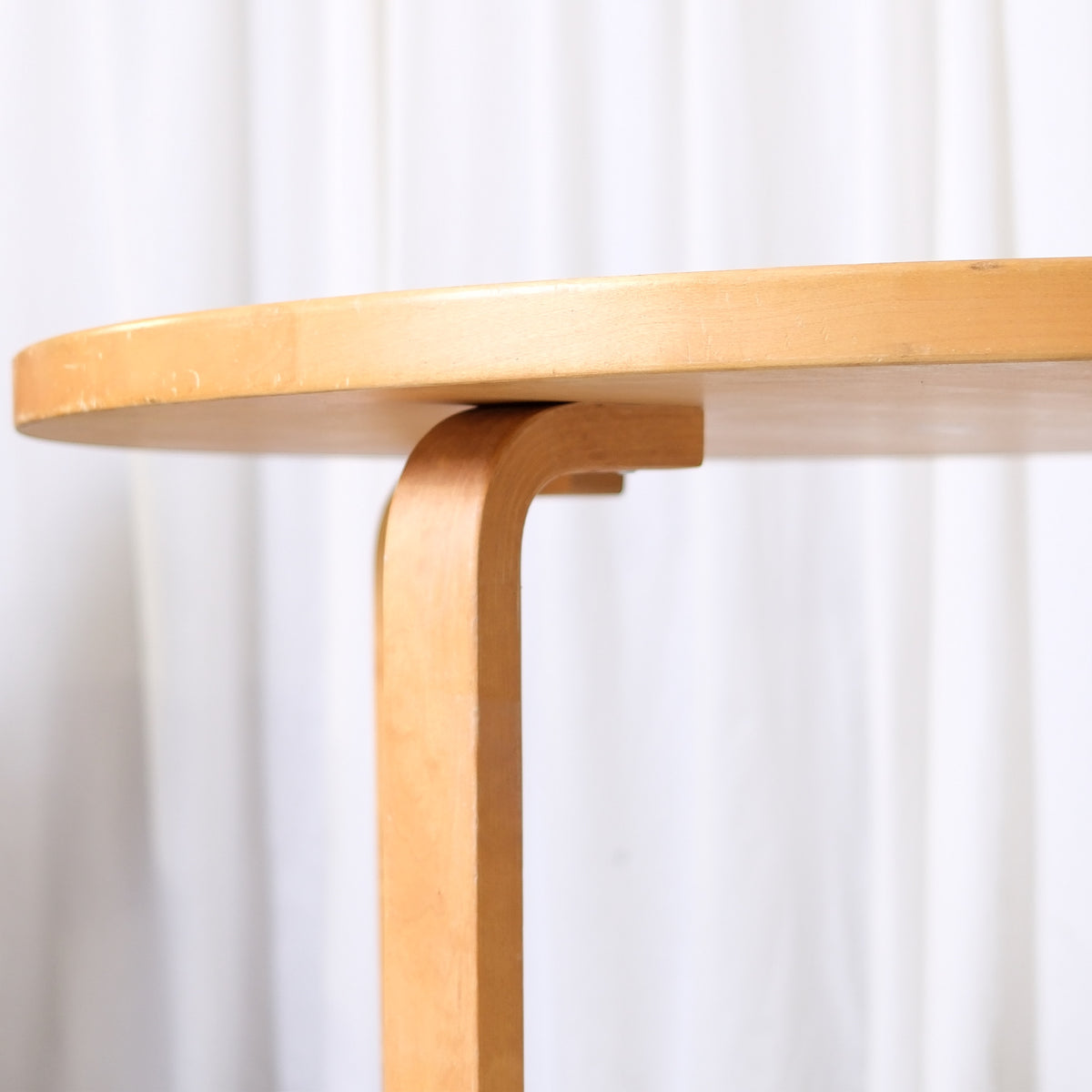 Artek 90A pyöreä pöytä – Alvar Aalto