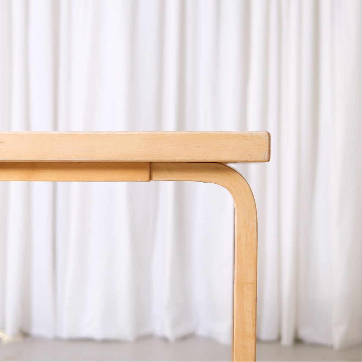 Alvar Aalto Artek 81C -pöytä