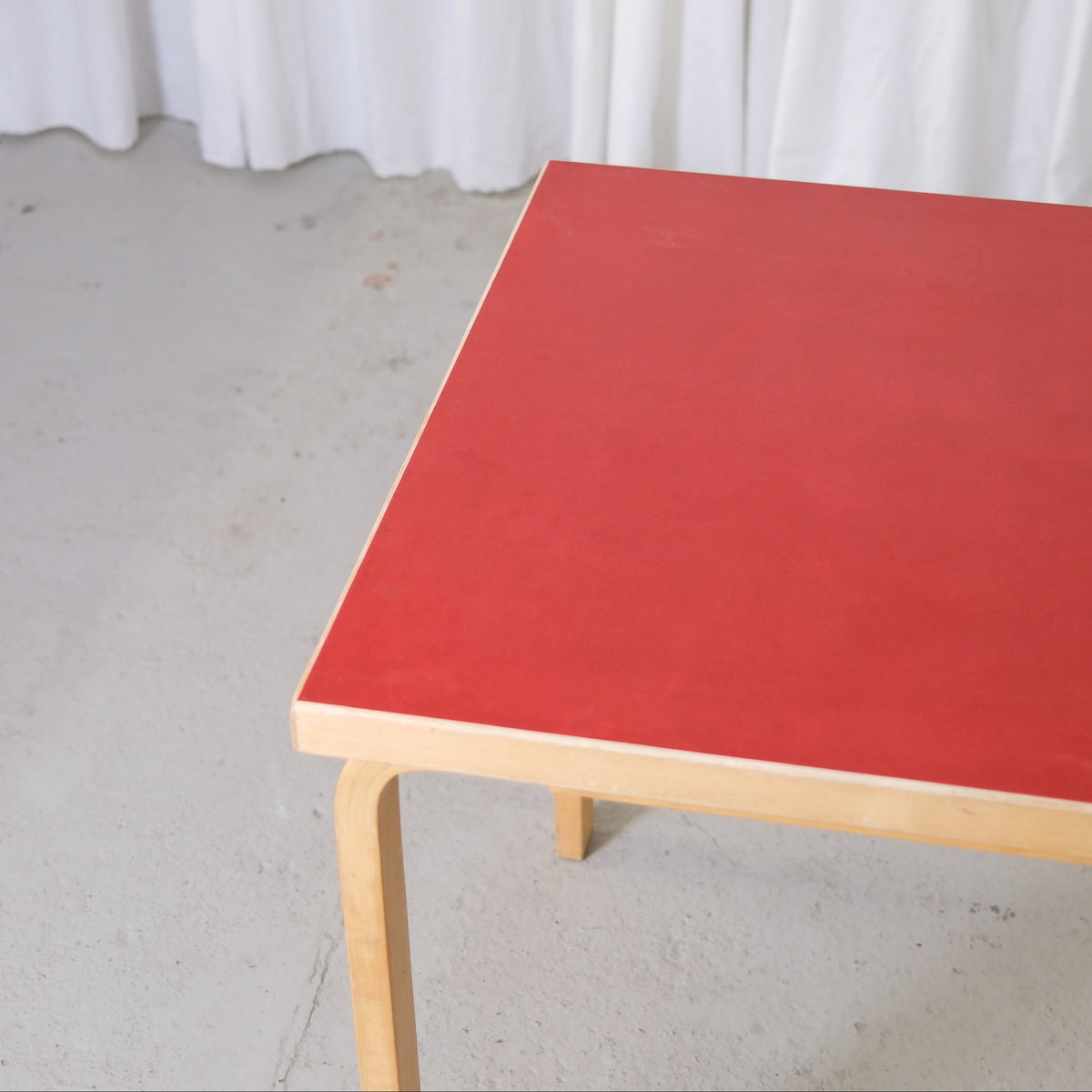 Alvar Aalto Artek 81C -pöytä