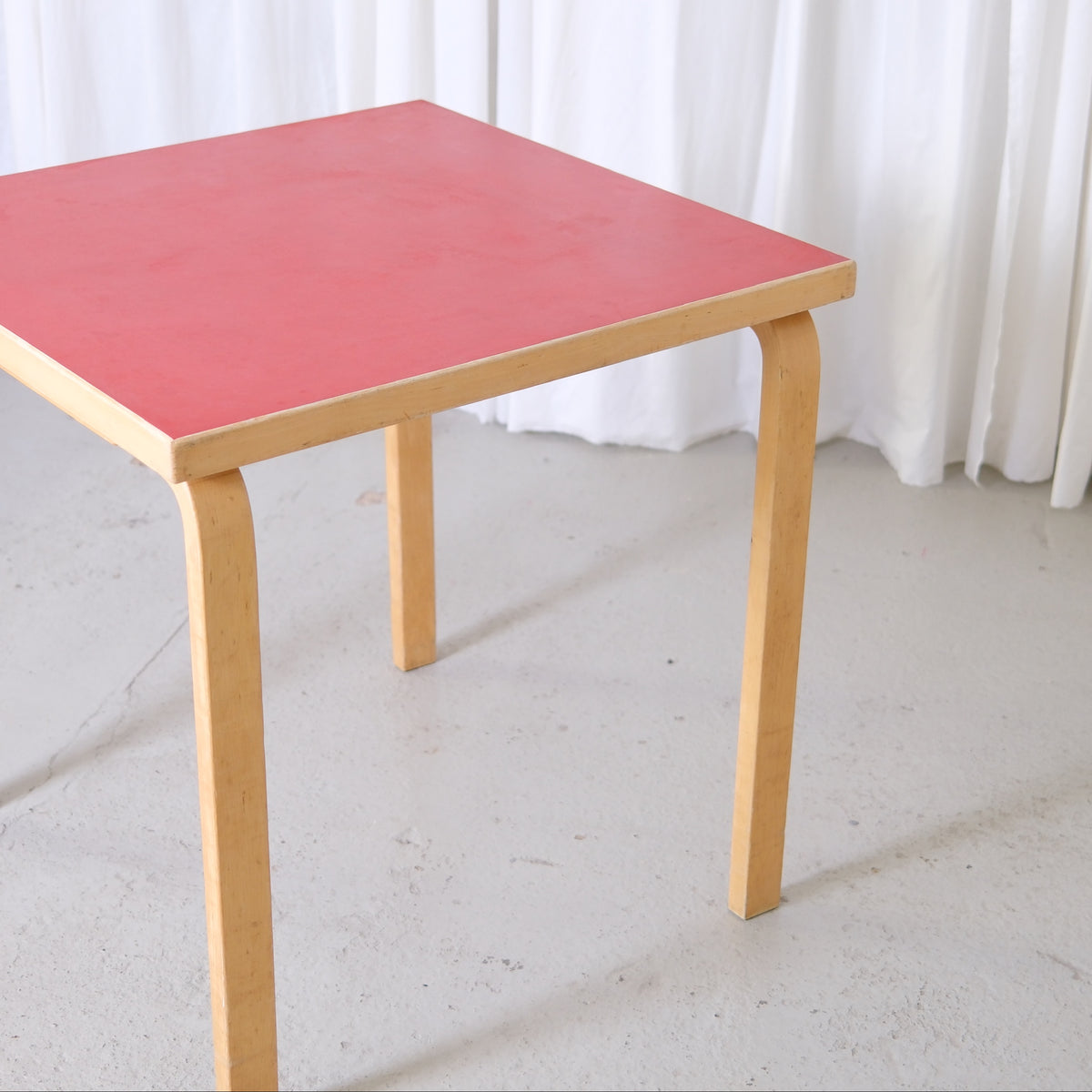 Alvar Aalto Artek 81C -pöytä