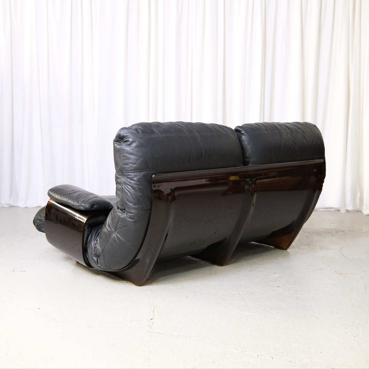 Ligne Roset Marsala -kahden istuttava sohva, musta nahka