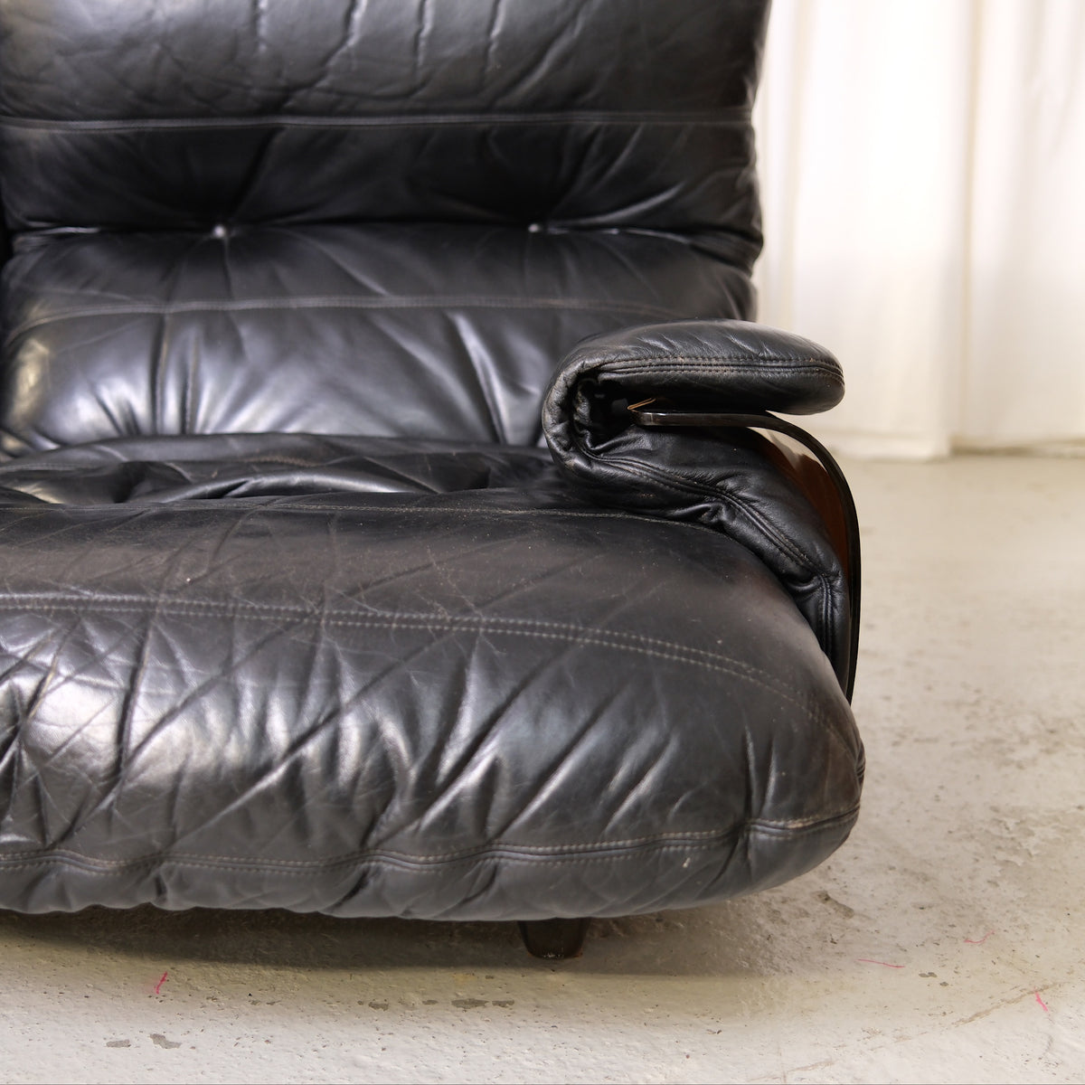 Ligne Roset Marsala -kahden istuttava sohva, musta nahka