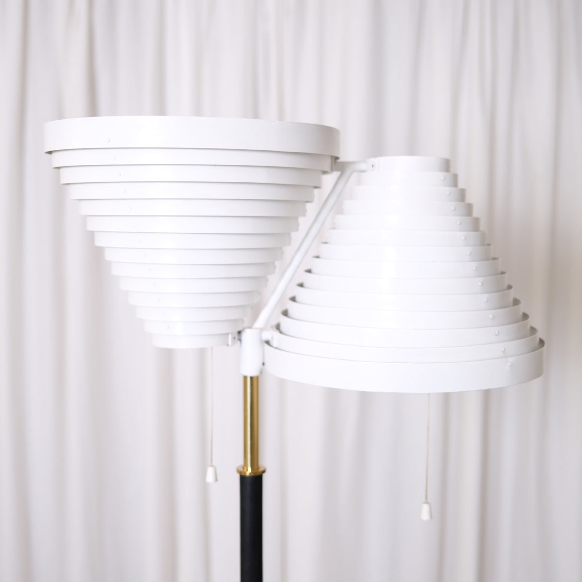 Alvar Aalto A810 -lattiavalaisin, valmistaja Valaisinpaja