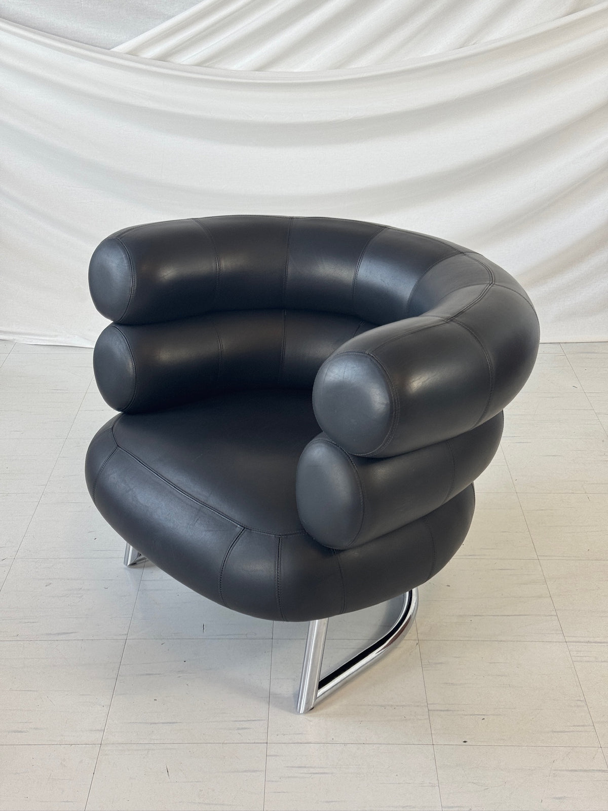 Eileen Gray Bibendum -lepotuoli, musta nahka