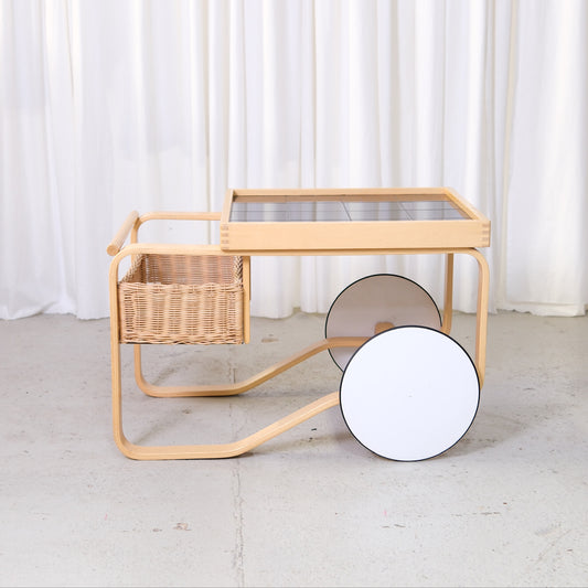 Artek 900 -teetarjoiluvaunu, mustat keraamiset laatat