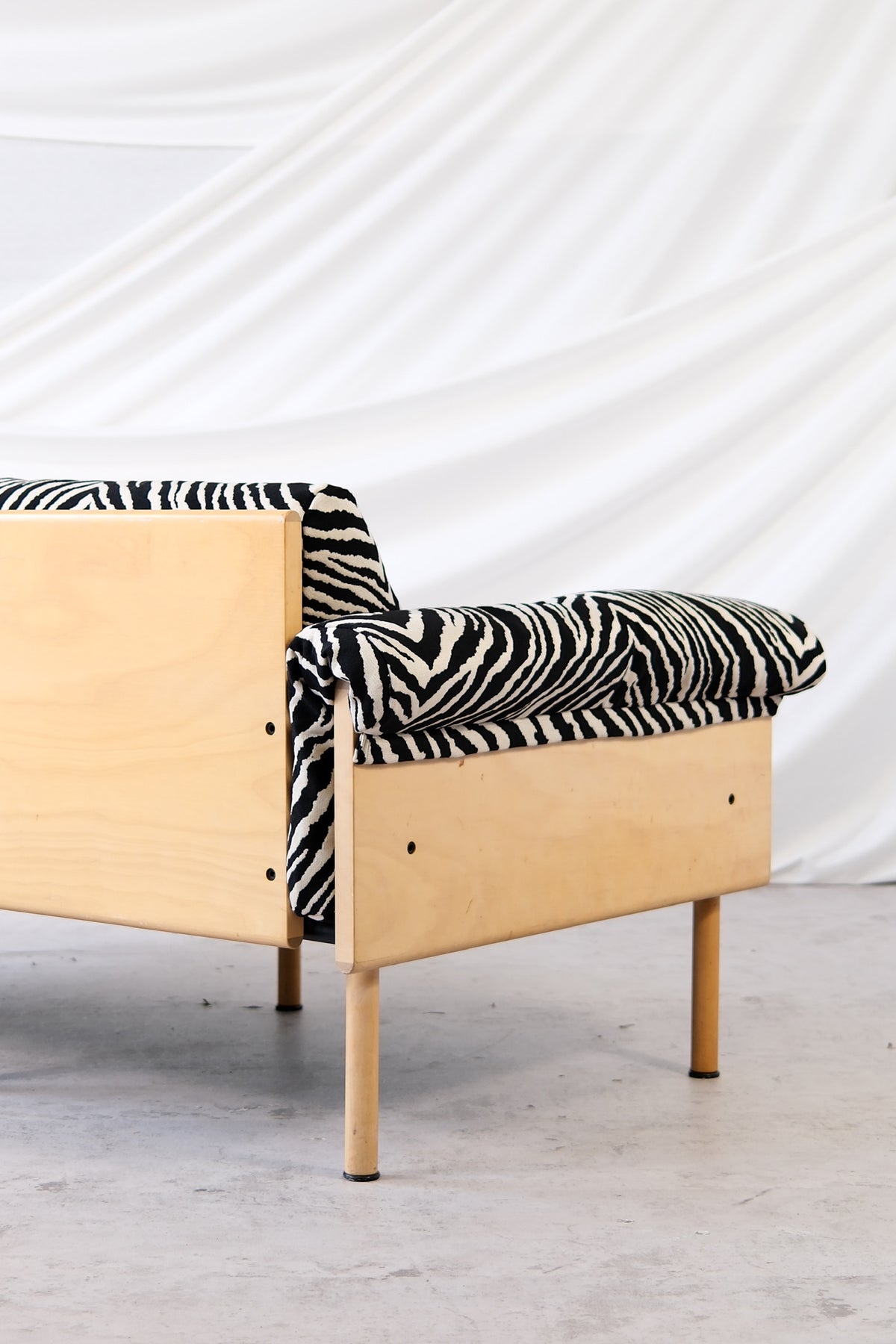 Yrjö Kukkapuro Ateljee -kahden istuttava sohva, Zebra-kangas