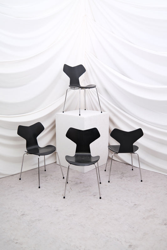 Fritz Hansen Grand Prix -tuolit, musta puu