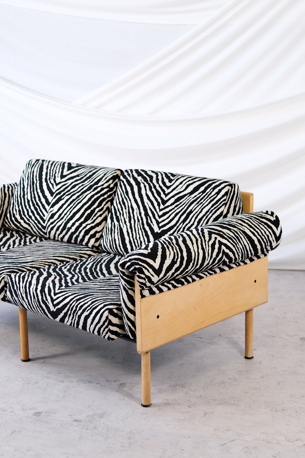 Yrjö Kukkapuro Ateljee -kahden istuttava sohva, Zebra-kangas