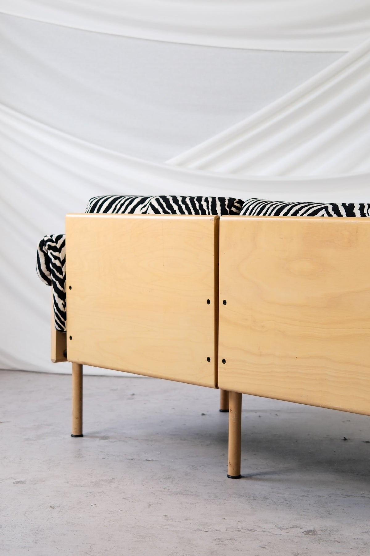 Yrjö Kukkapuro Ateljee -kahden istuttava sohva, Zebra-kangas