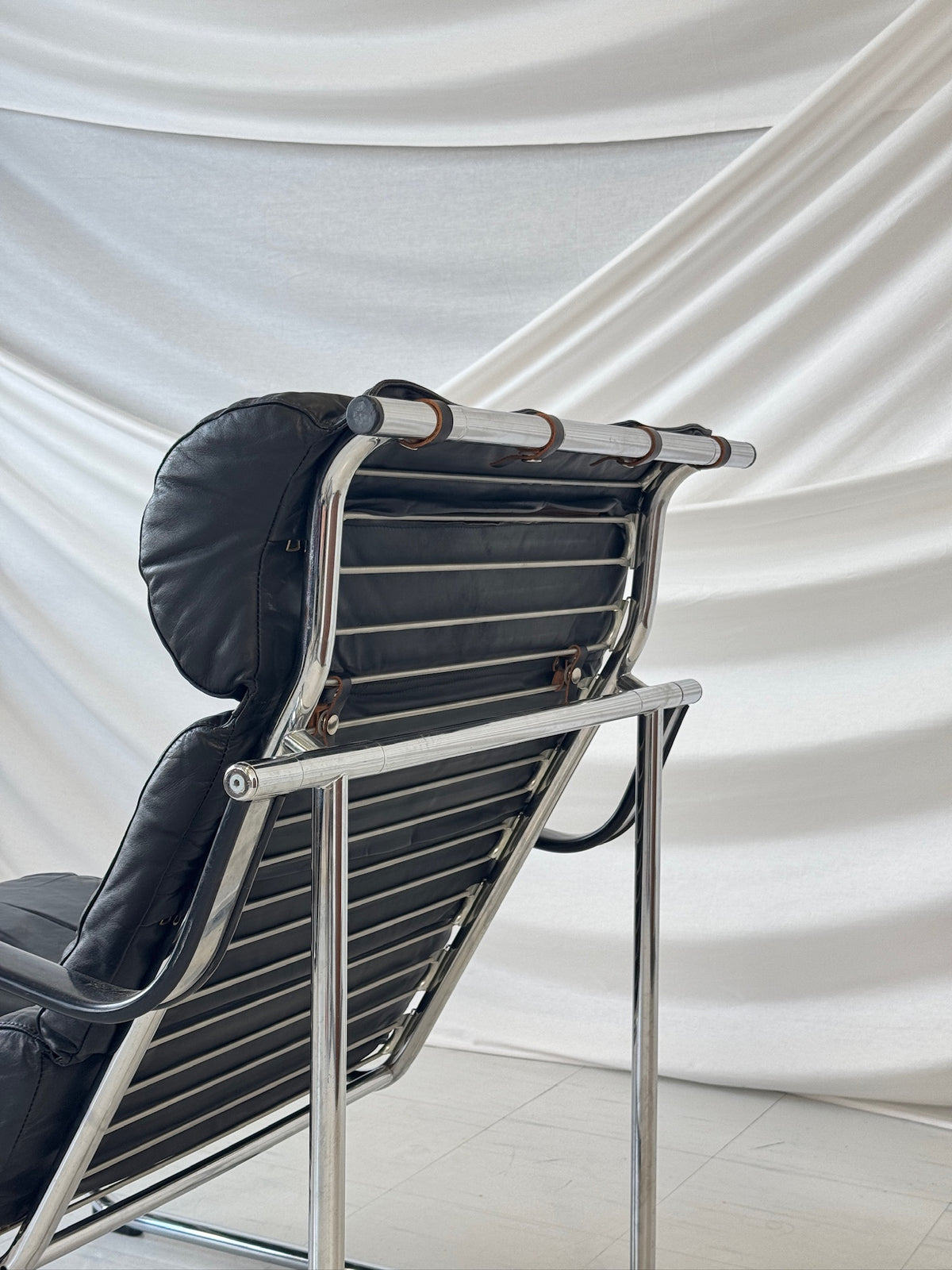 Remmi Armchair Black Leather by Yrjö Kukkapuro