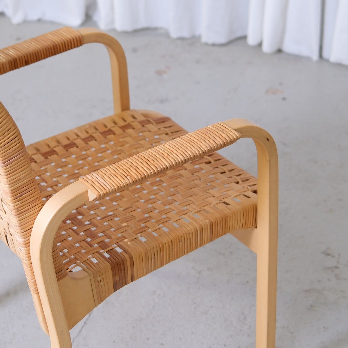 Alvar Aalto 45 -rottinkituoli, valmistaja Artek