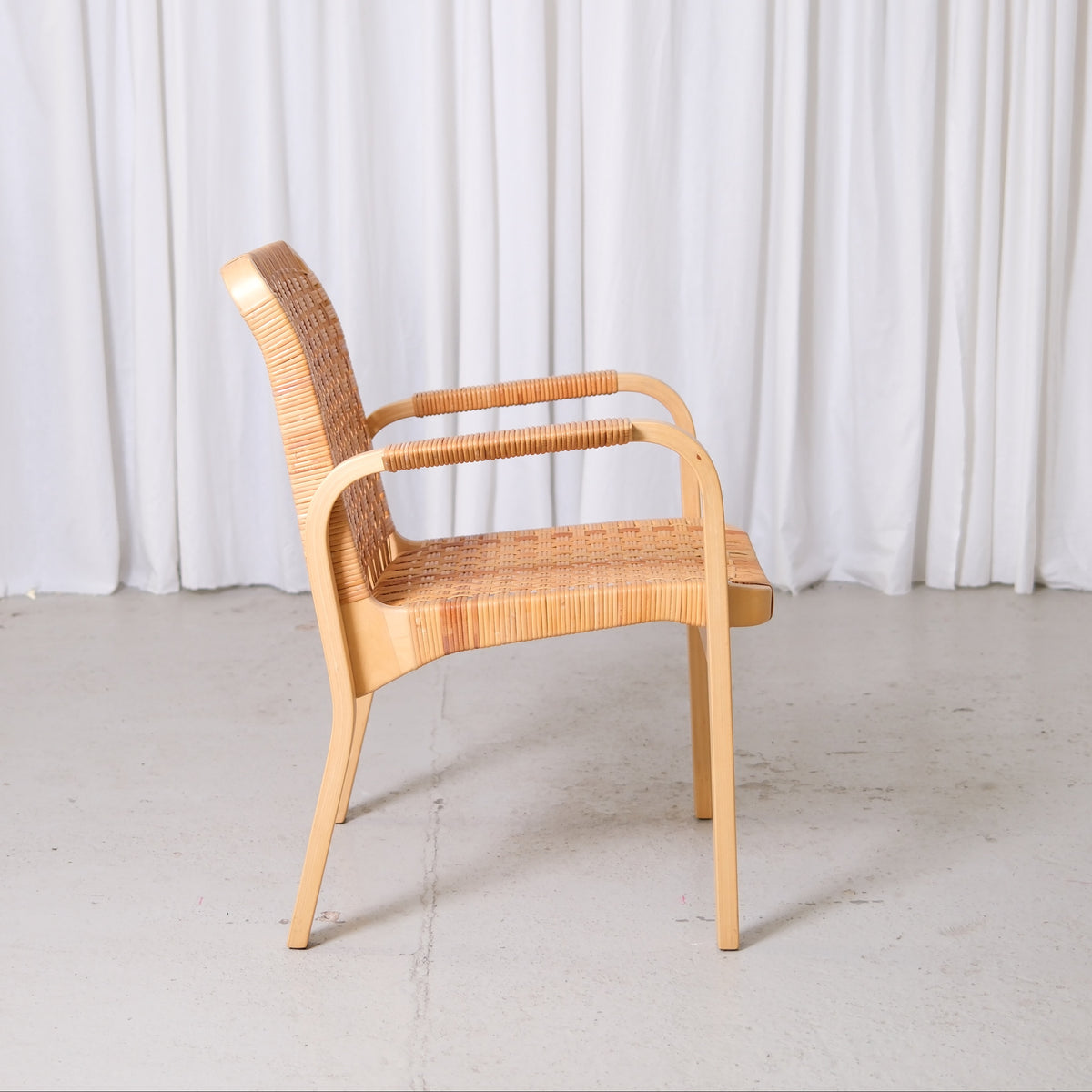 Alvar Aalto 45 -rottinkituoli, valmistaja Artek