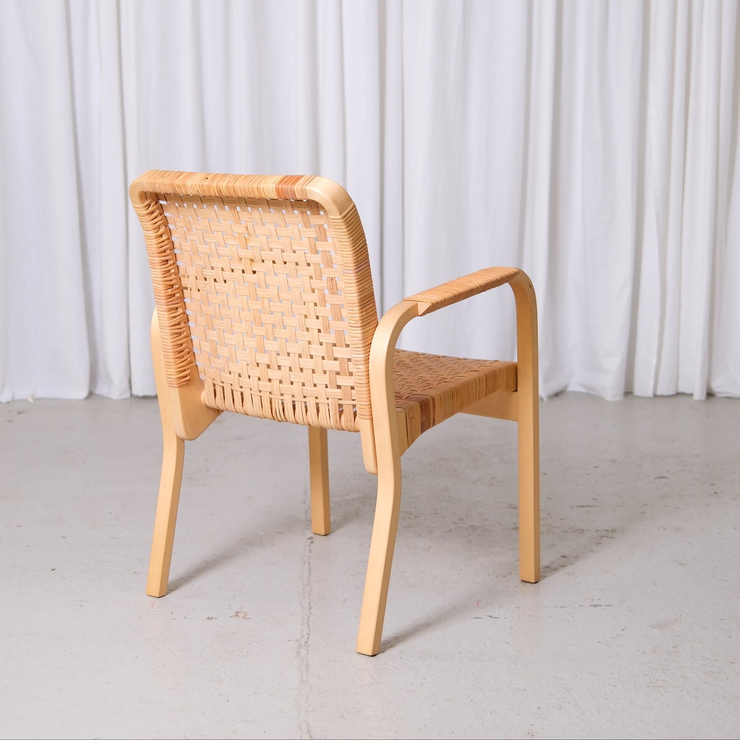 Alvar Aalto 45 -rottinkituoli, valmistaja Artek