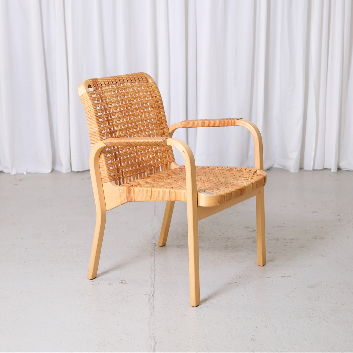 Alvar Aalto 45 -rottinkituoli, valmistaja Artek