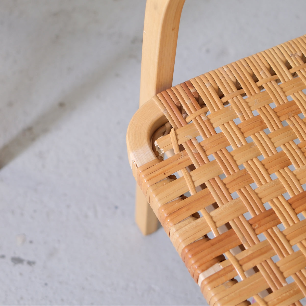 Alvar Aalto 45 -rottinkituoli, valmistaja Artek
