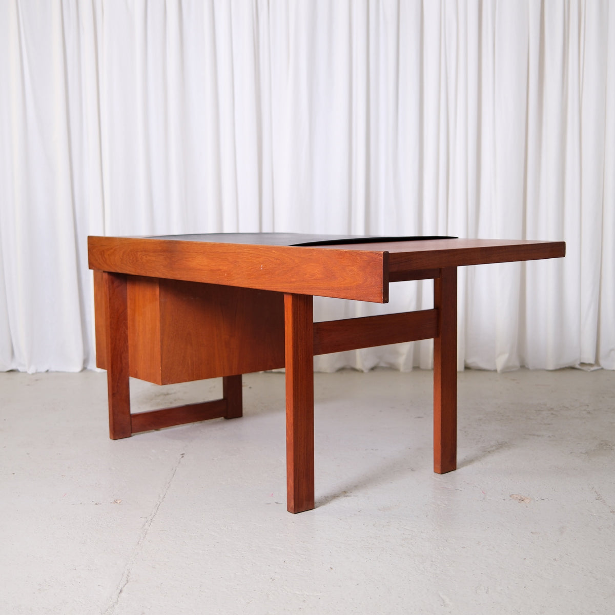Olavi Hänninen Paletti Desk for HMN Huonekalu Mikko Nupponen