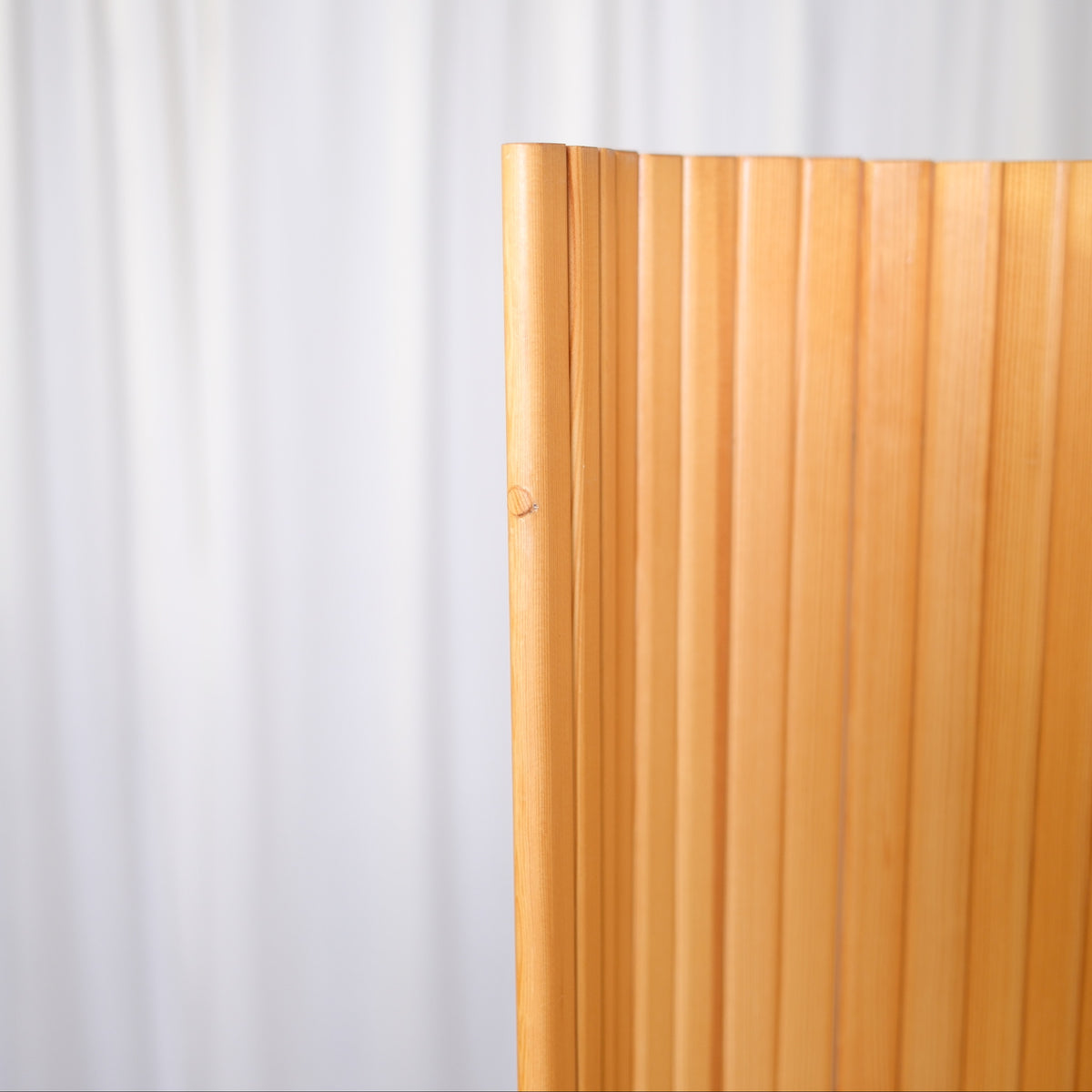 Alvar Aalto Screen 100 -tilanjakaja, valmistaja Artek