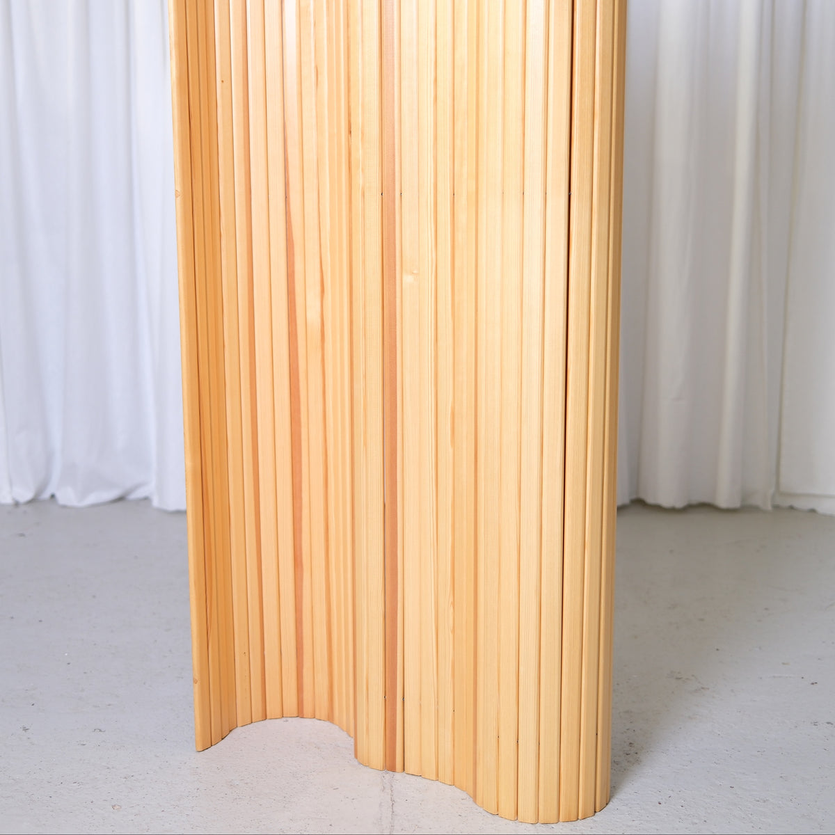 Alvar Aalto Screen 100 -tilanjakaja, valmistaja Artek