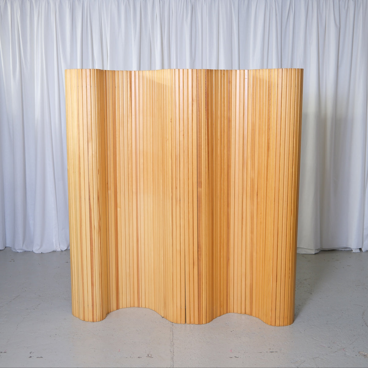 Alvar Aalto Screen 100 -tilanjakaja, valmistaja Artek