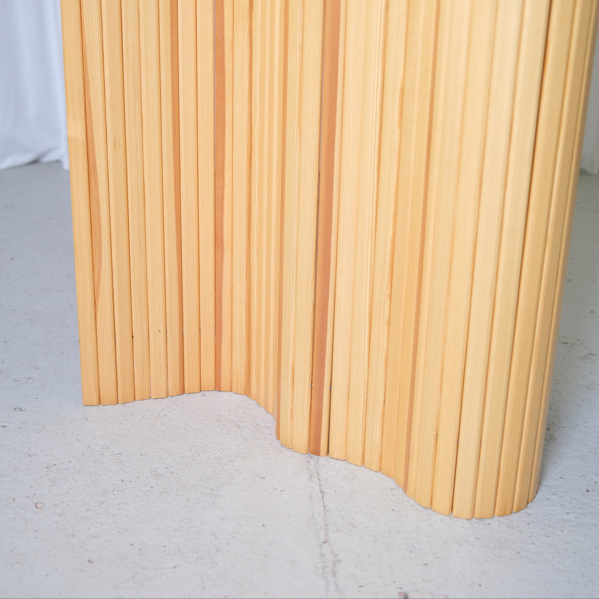 Alvar Aalto Screen 100 -tilanjakaja, valmistaja Artek