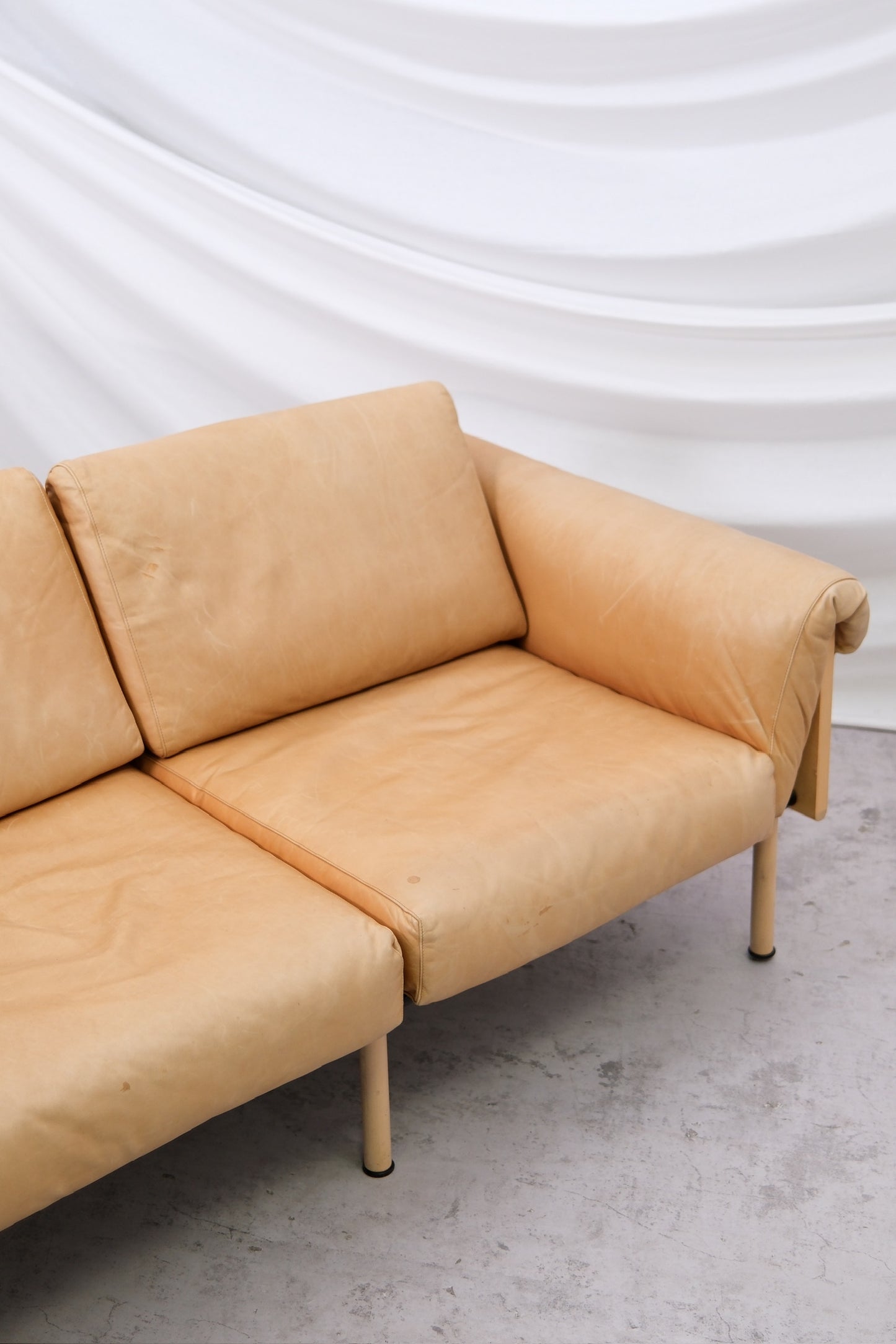 Yrjö Kukkapuro Ateljee -kolmen istuttava sohva, beige nahka