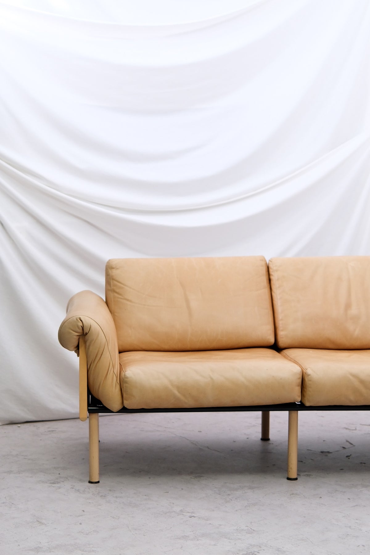 Yrjö Kukkapuro Ateljee -kolmen istuttava sohva, beige nahka