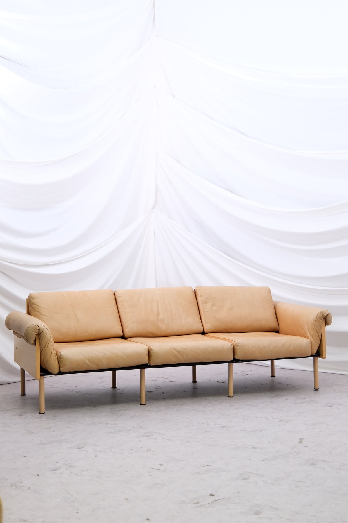 Yrjö Kukkapuro Ateljee -kolmen istuttava sohva, beige nahka