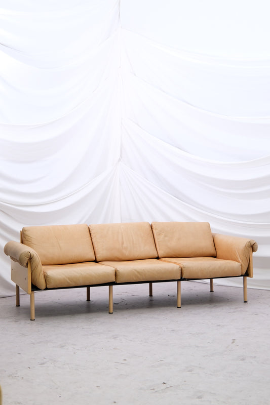 Yrjö Kukkapuro Ateljee -kolmen istuttava sohva, beige nahka