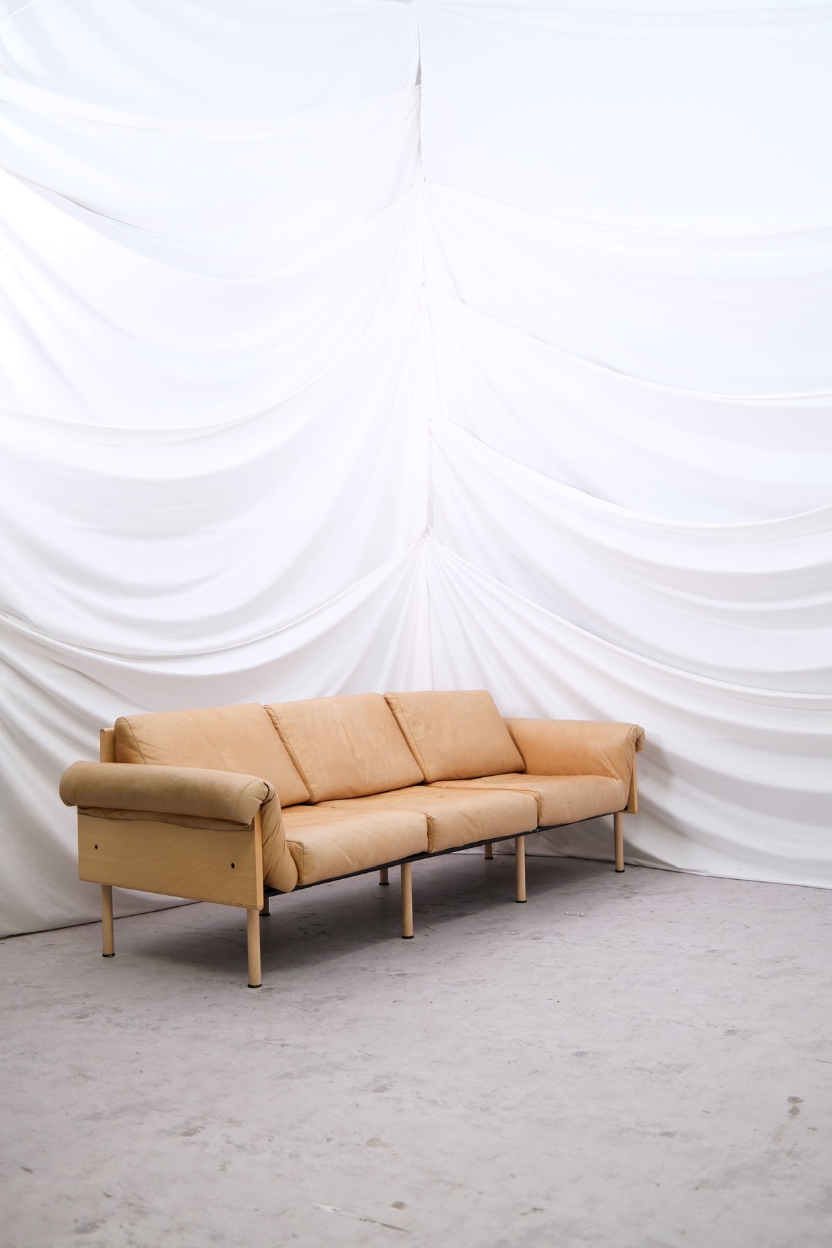 Yrjö Kukkapuro Ateljee -kolmen istuttava sohva, beige nahka