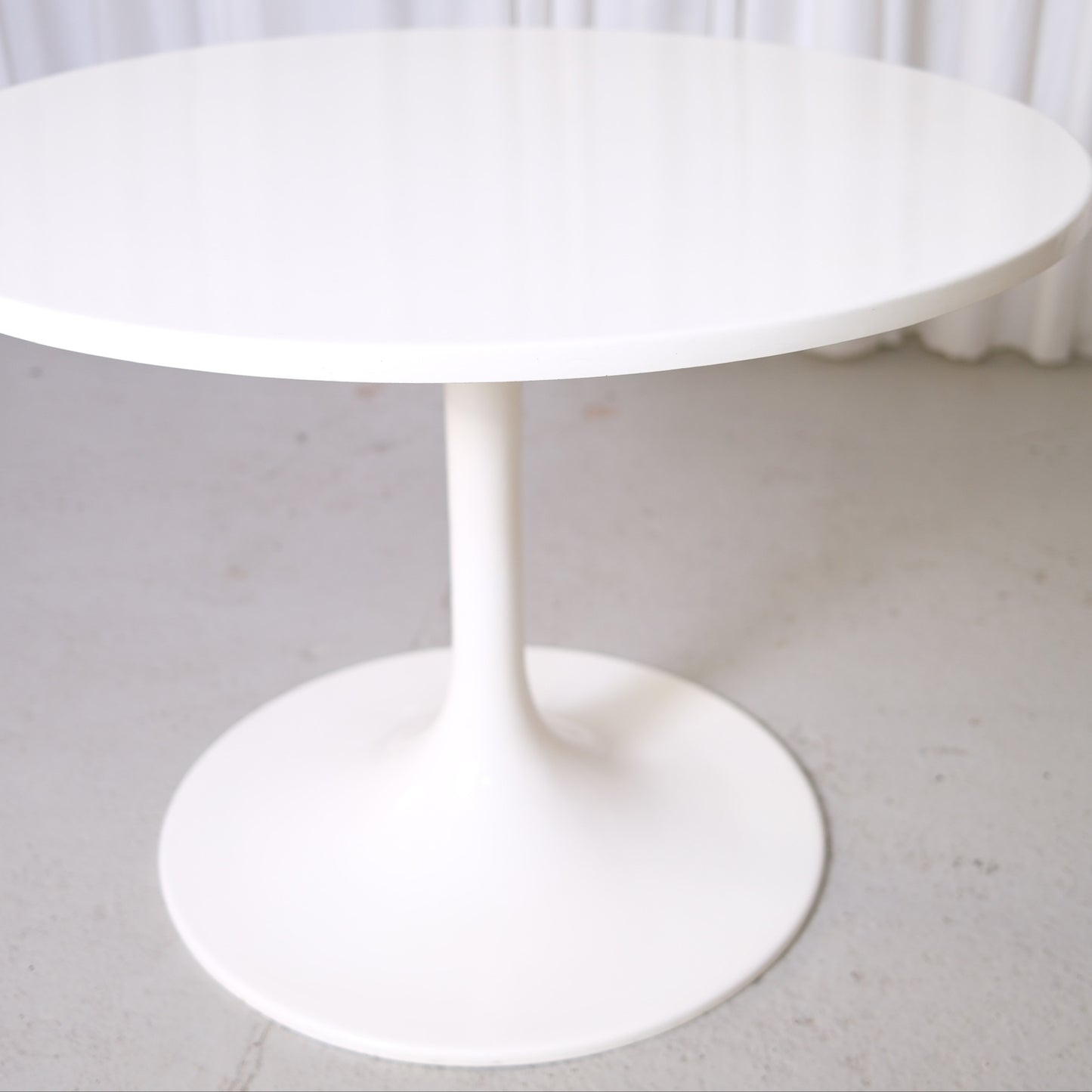Asko Amigo Round Dining Table