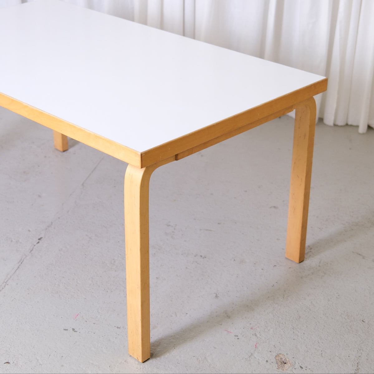 Alvar Aalto Artek 82A -pöytä, valkoinen laminaatti