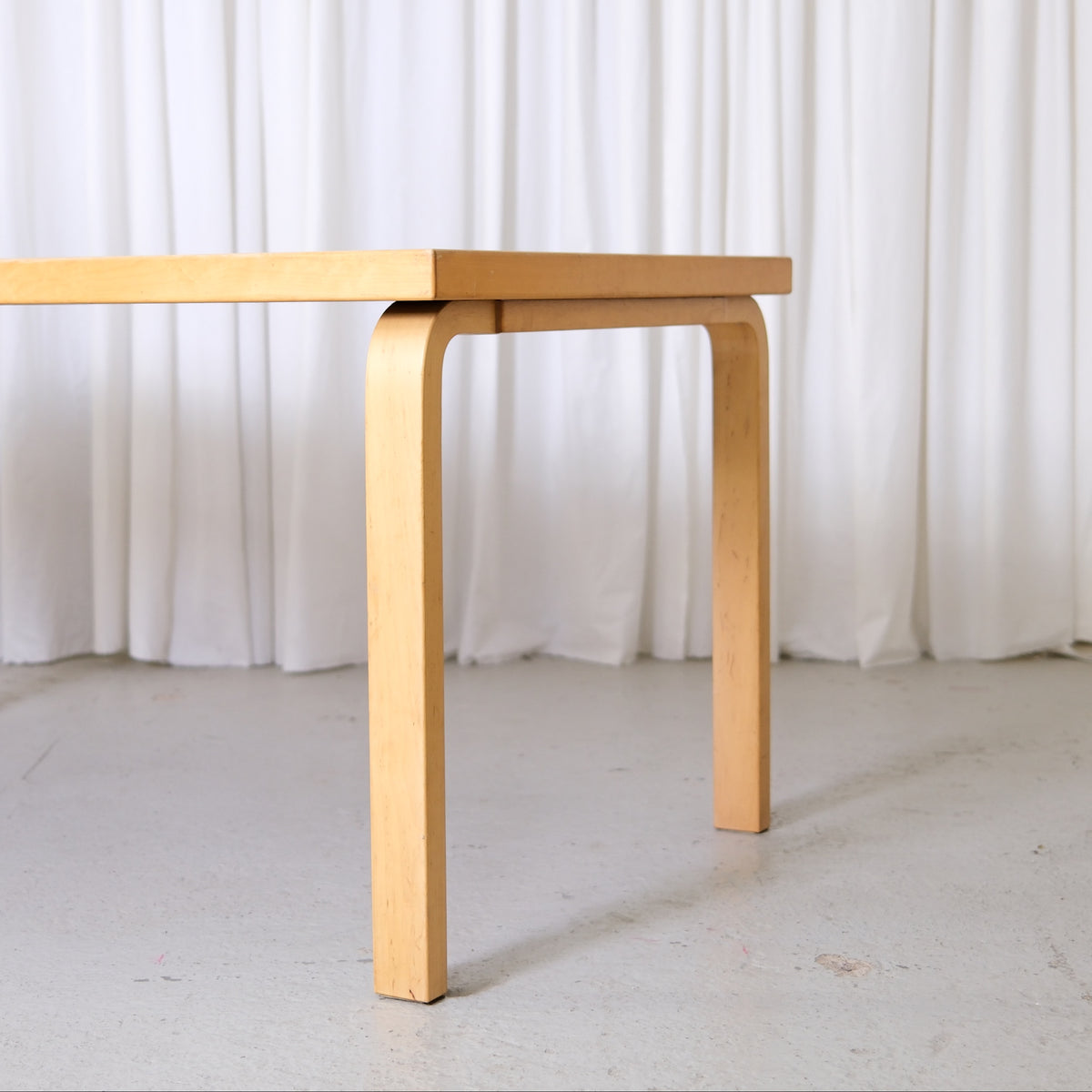 Alvar Aalto Artek 82A -pöytä, valkoinen laminaatti